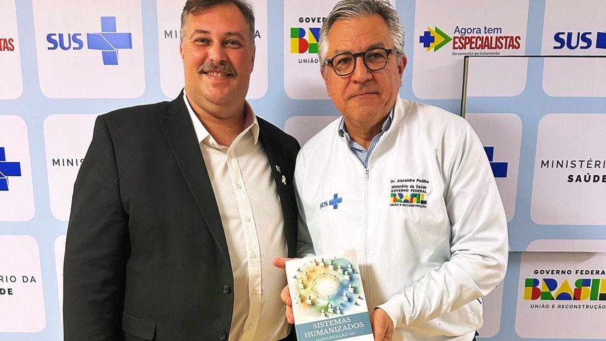 Eduardo Casarotto ao lado de Alexandre Padilha, que segura um exemplar do livro Sistemas Humanizados.