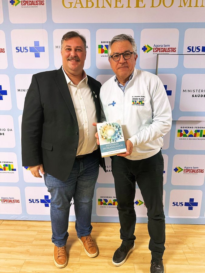 Eduardo Casarotto ao lado do Ministro da Saúde, Alexandre Padilha, que segura um exemplar do livro Sistemas Humanizados.