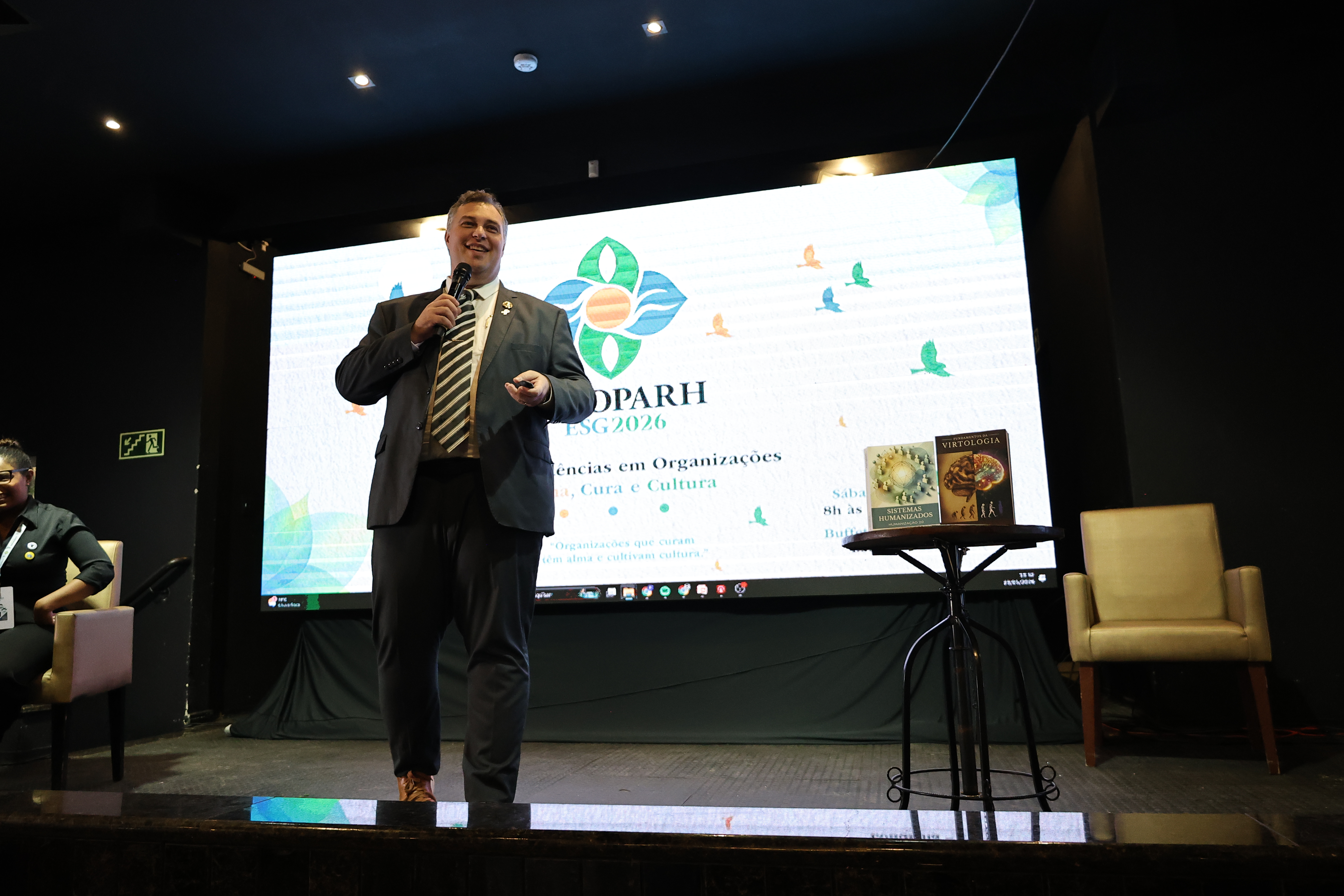 Eduardo Casarotto durante palestra em evento.