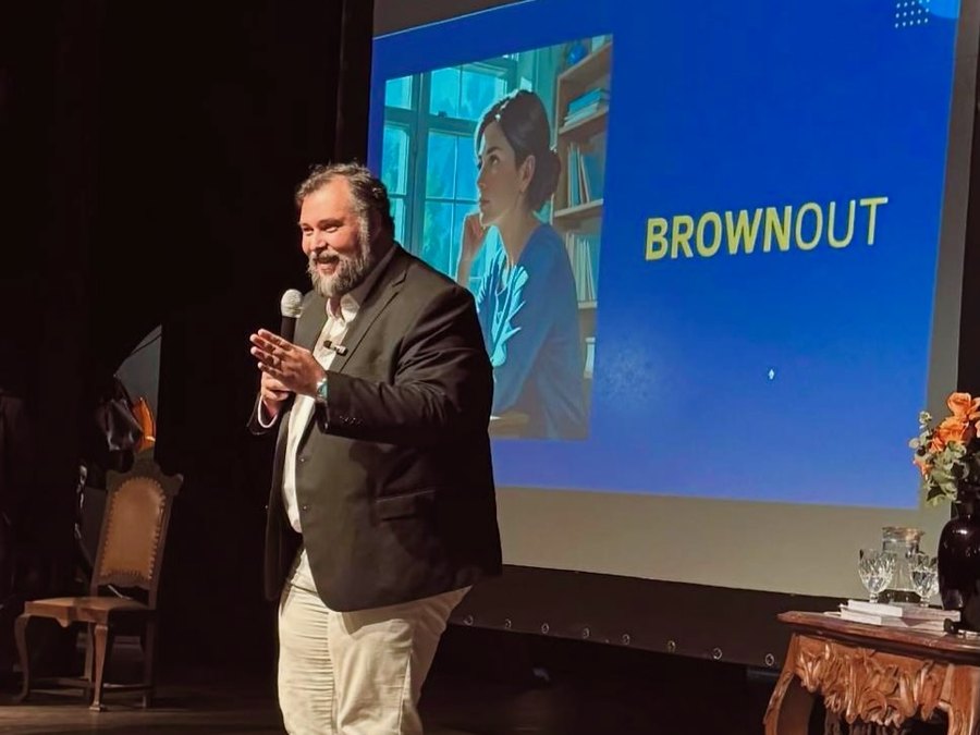Eduardo Casarotto no palco, ao lado do slide sobre brownout.