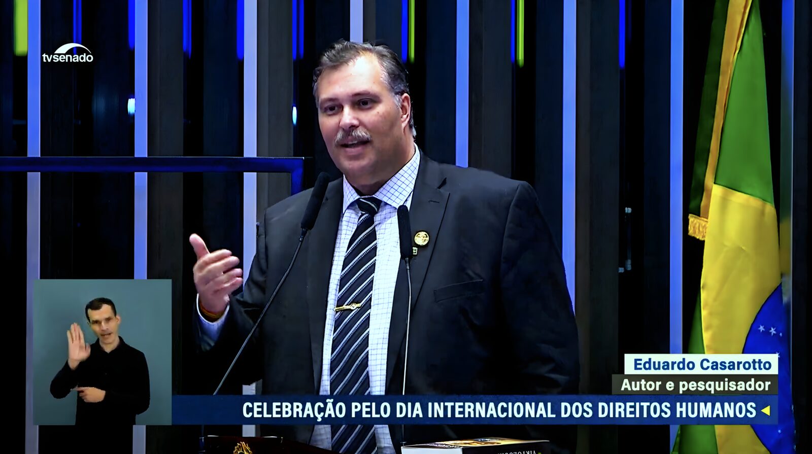 Eduardo Casarotto discursando na tribuna do Senado Federal.