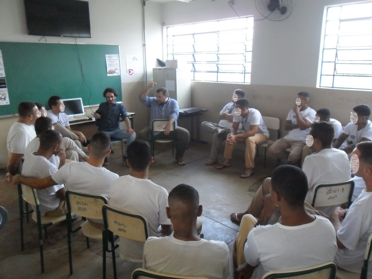 Eduardo Casarotto conduzindo aula para reeducandos em unidade prisional.